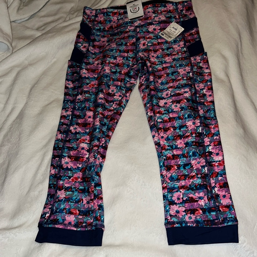 NWT 3/4 length floral yoga pants size L
